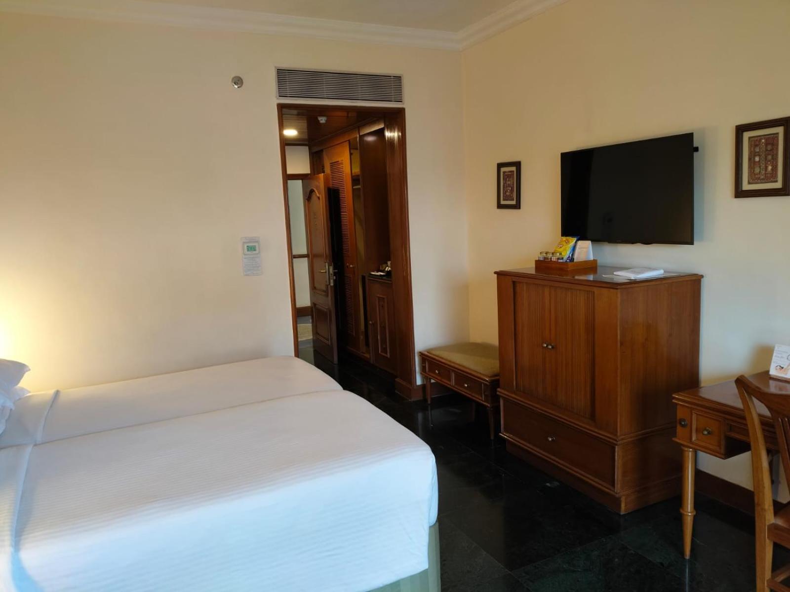 Hotel The Ummed Airport